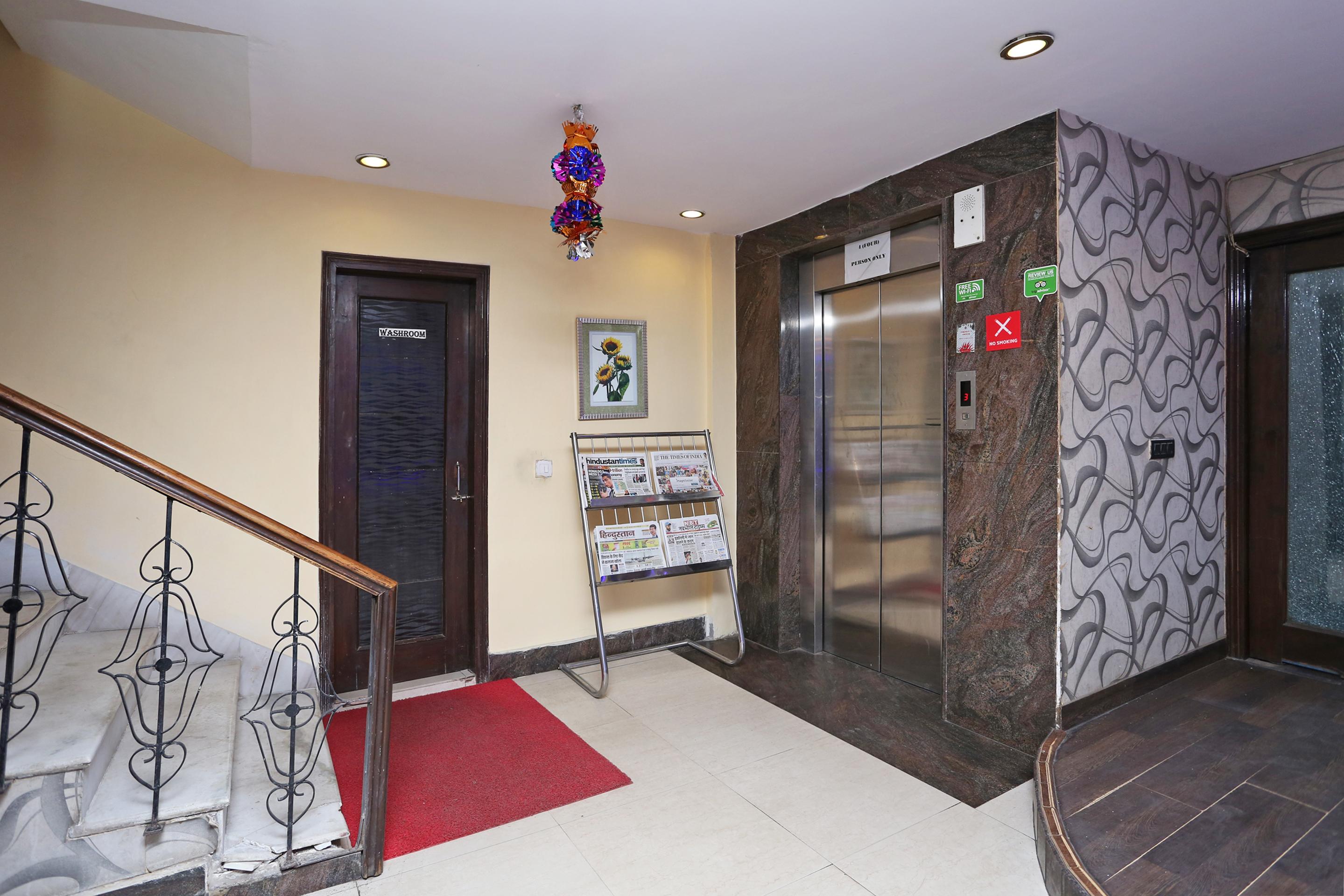 Oyo 337 Hotel Anand Делхи Екстериор снимка