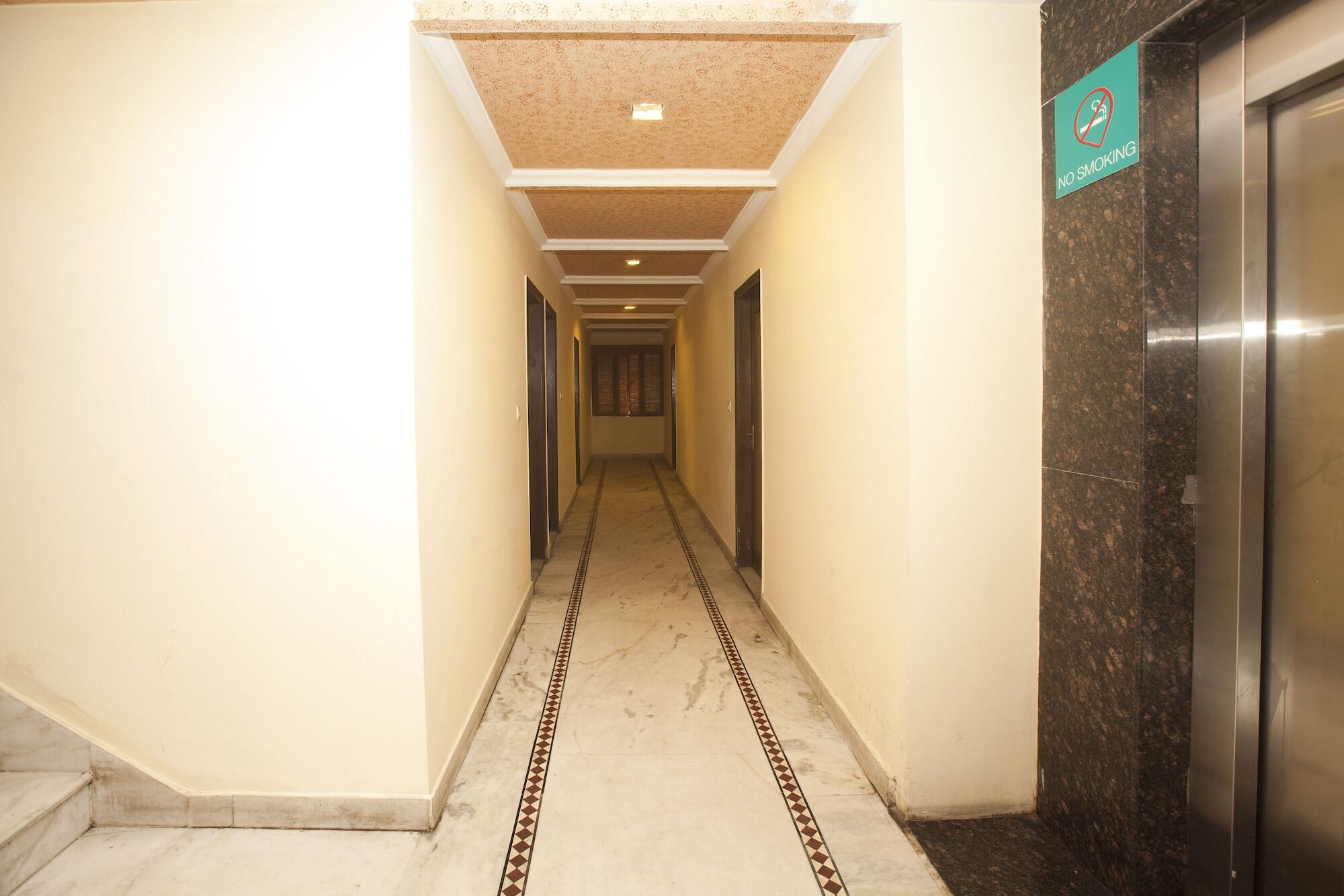 Oyo 337 Hotel Anand Делхи Екстериор снимка